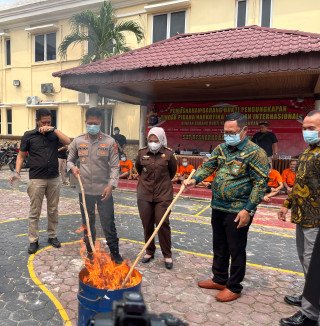 2.567 Gram Sabu dan 1.422 Butir Ekstasi Dimusnahkan Polres Dumai